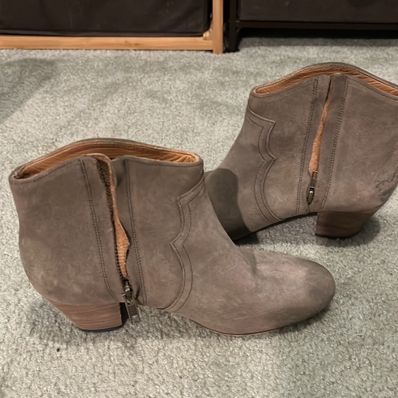 Beige ankle bootie. Slightly worn. - Picture 5 of 7
